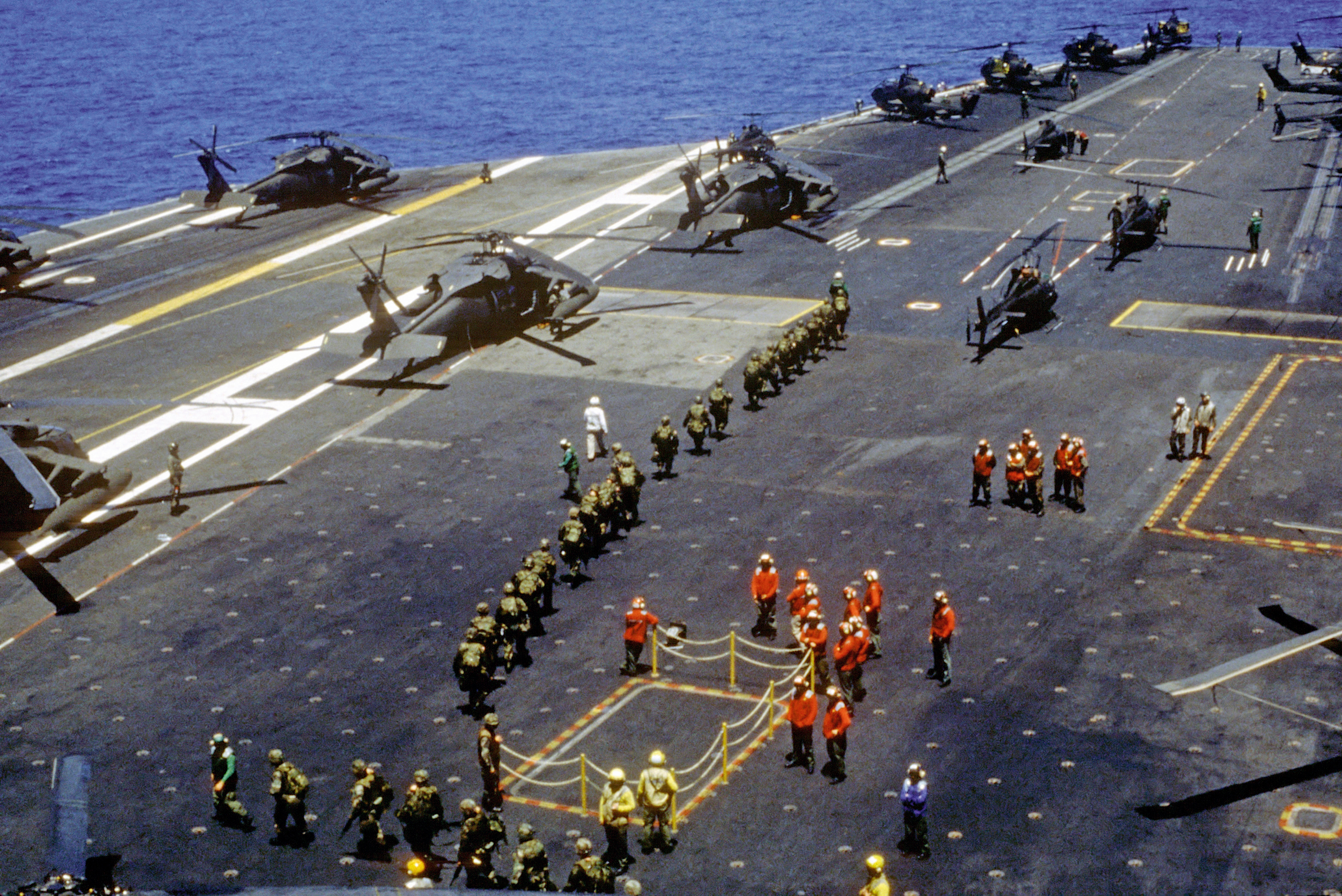 Amerykańskie helikoptery na pokładzie lotniskowca USS „Eisenhower”. Fot. Wikimedia Commons